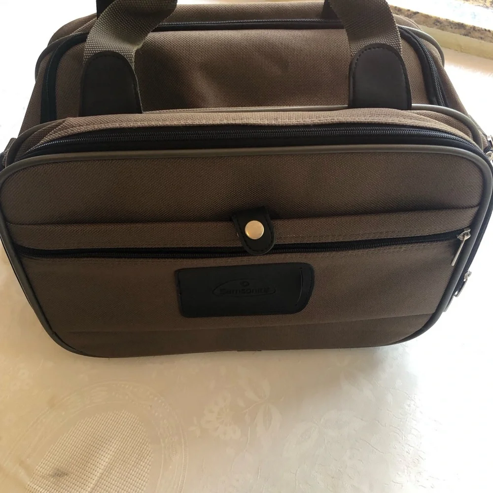 Samsonite Tan/Black Medium Duffel Carry-On All Travel Bag Messenger/GYM Tote